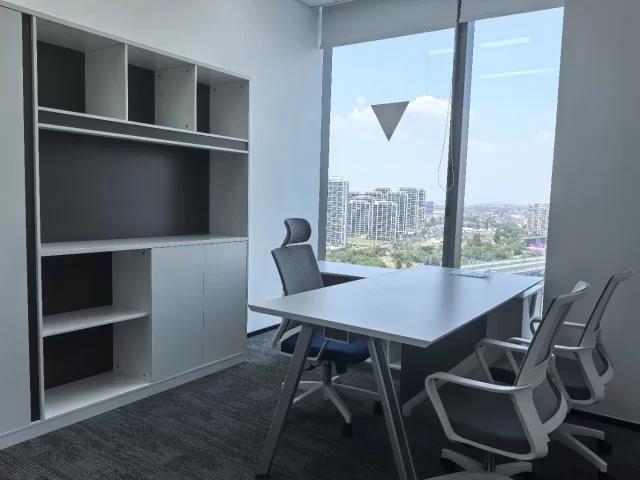 宁波金茂广场面积：98/平2个独立办公室＋6-8人位员工区出租