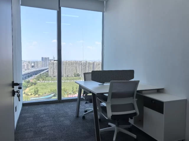 宁波金茂广场面积：98/平2个独立办公室＋6-8人位员工区出租