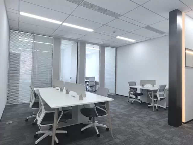 宁波金茂广场面积：98/平2个独立办公室＋6-8人位员工区出租