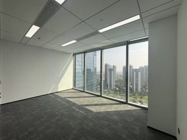 宁波金茂大厦广场146平米精装修办公室出租，单价1.3元/平米/天