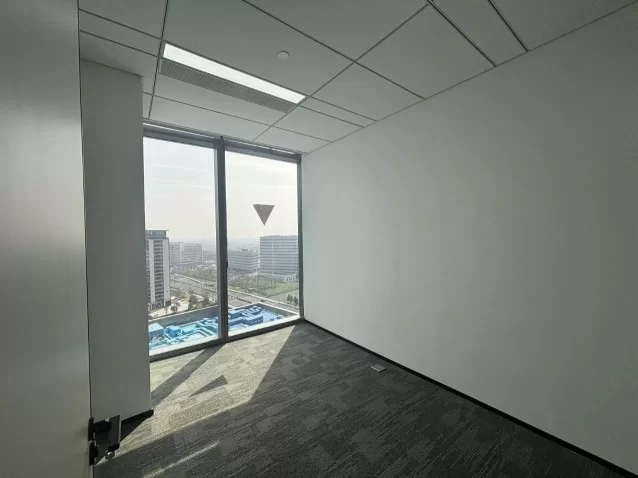 宁波金茂大厦广场146平米精装修办公室出租，单价1.3元/平米/天