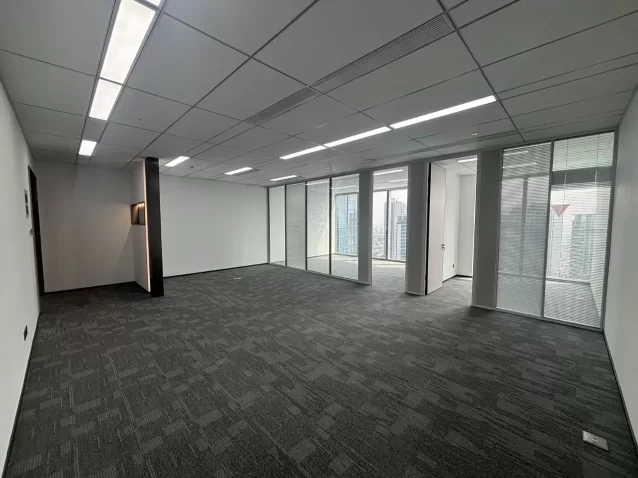 宁波金茂大厦广场146平米精装修办公室出租，单价1.3元/平米/天