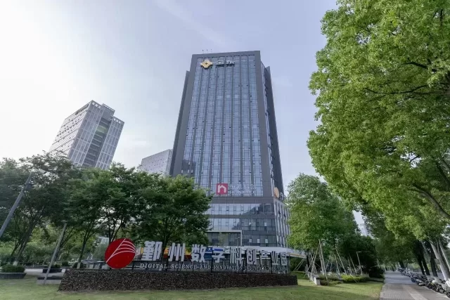 金东大厦63平米精装修办公室出租，环境好共享会议室