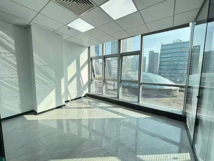 南部商务区3期附近写字楼鸿安大厦全新装修80平，2隔间，落地窗