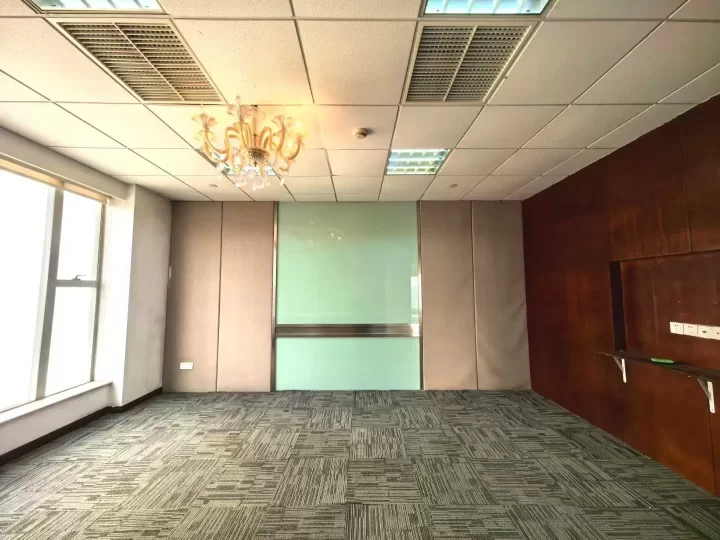 老江东区花园里隔壁波特曼大厦，中高层电梯口230平，西南双面采光，3个隔间