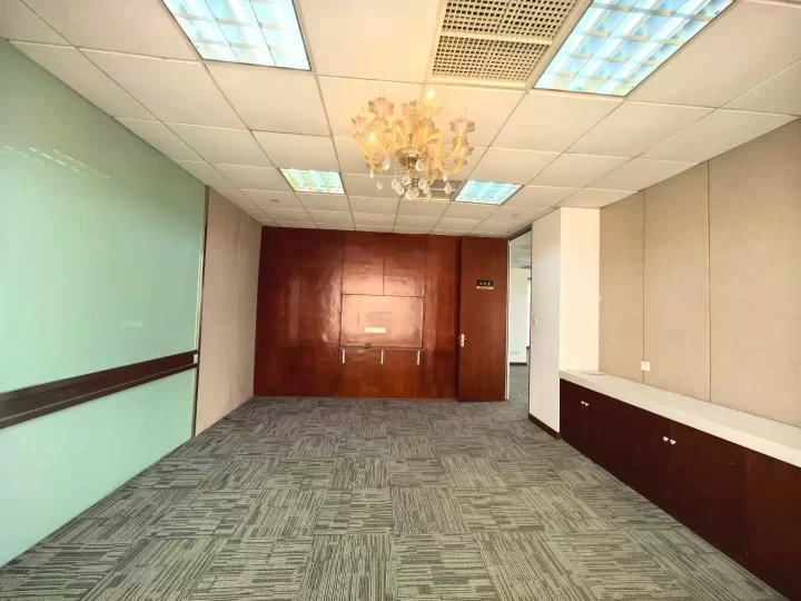 老江东区花园里隔壁波特曼大厦，中高层电梯口230平，西南双面采光，3个隔间