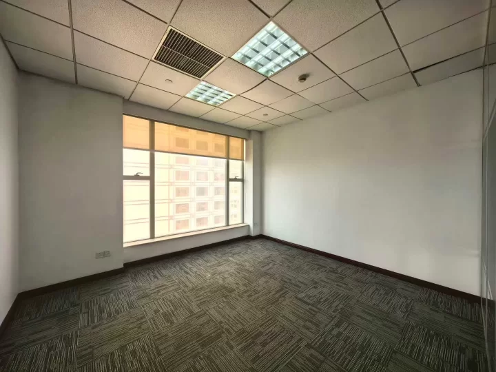 老江东区花园里隔壁波特曼大厦，中高层电梯口230平，西南双面采光，3个隔间