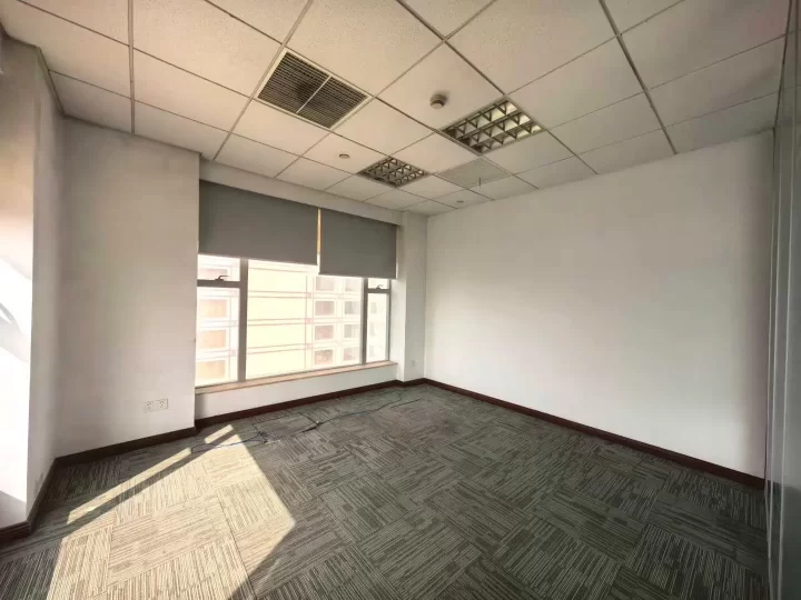 老江东区花园里隔壁波特曼大厦，中高层电梯口230平，西南双面采光，3个隔间