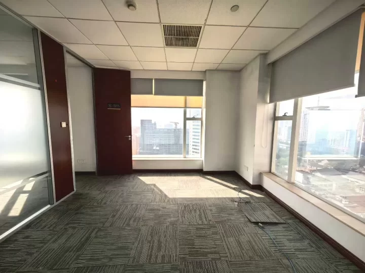 老江东区花园里隔壁波特曼大厦，中高层电梯口230平，西南双面采光，3个隔间