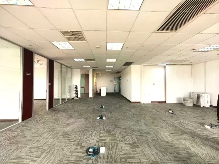 老江东区花园里隔壁波特曼大厦，中高层电梯口230平，西南双面采光，3个隔间