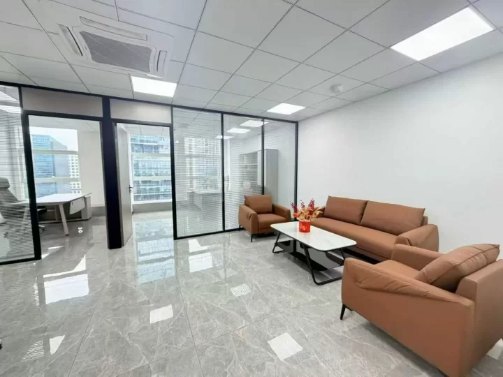 南部商务区地铁口泰康大厦办公室出租建筑面积 118平  带全新家具  带两隔间