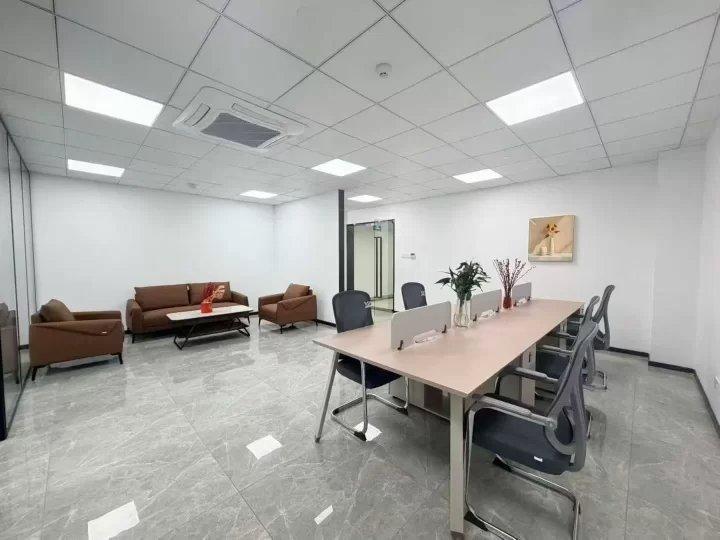 南部商务区地铁口泰康大厦办公室出租建筑面积 118平  带全新家具  带两隔间