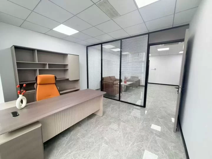 南部商务区地铁口泰康大厦办公室出租建筑面积 118平  带全新家具  带两隔间