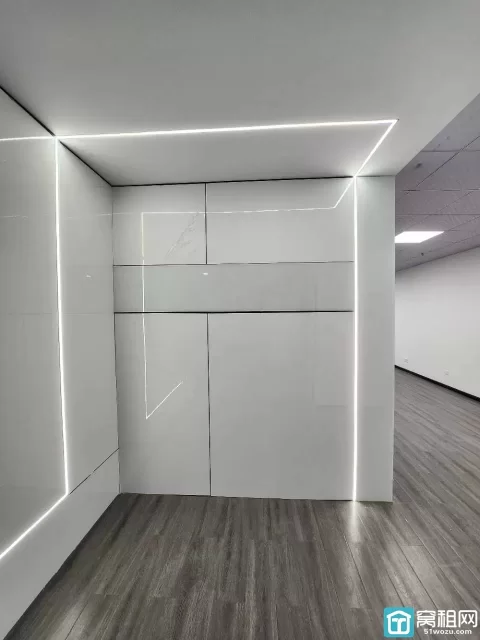 宁波鄞州恒凯中心对面写字楼158平方精装修2个隔间，配家具，7000元/月