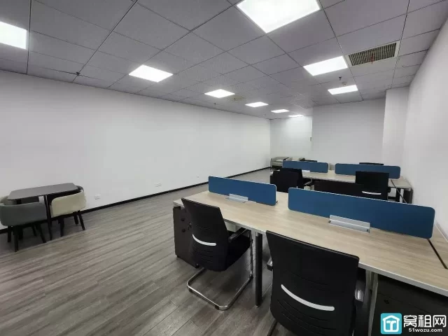 宁波鄞州恒凯中心对面写字楼158平方精装修2个隔间，配家具，7000元/月