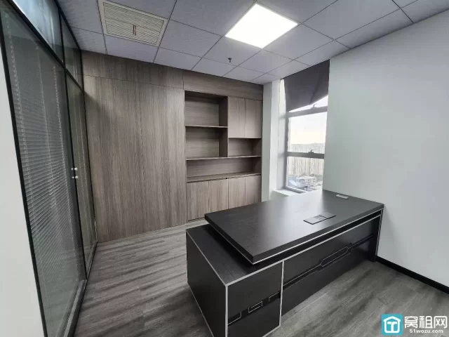 宁波鄞州恒凯中心对面写字楼158平方精装修2个隔间，配家具，7000元/月