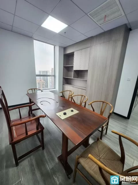 宁波鄞州恒凯中心对面写字楼158平方精装修2个隔间，配家具，7000元/月