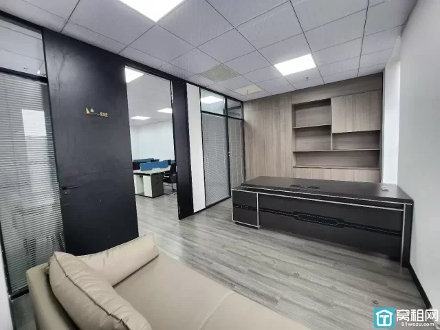 宁波鄞州恒凯中心对面写字楼158平方精装修2个隔间，配家具，7000元/月