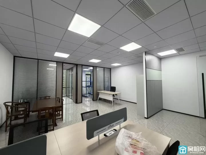 江北金麟府写字楼出租120平精装办公室，双玻璃2个隔间，带家具朝南