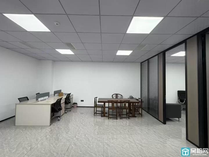 江北金麟府写字楼出租120平精装办公室，双玻璃2个隔间，带家具朝南