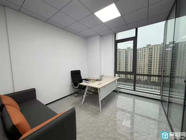 江北金麟府写字楼出租120平精装办公室，双玻璃2个隔间，带家具朝南