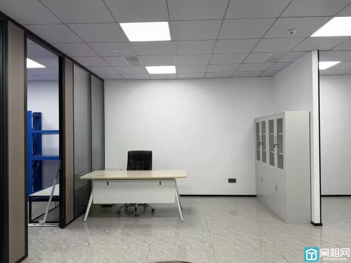 江北金麟府写字楼出租120平精装办公室，双玻璃2个隔间，带家具朝南