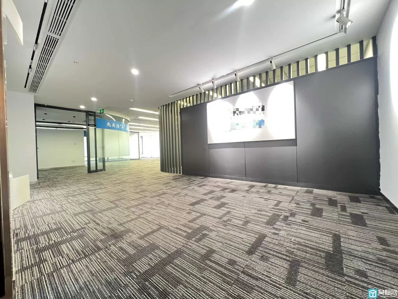 南部商务区水街商务楼东南朝向，面积335平，6个隔间电梯口位置，单价1.45