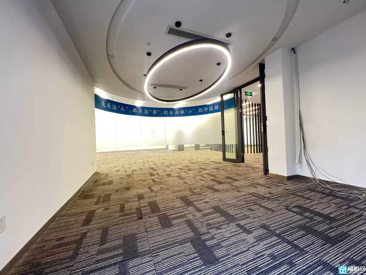 南部商务区水街商务楼东南朝向，面积335平，6个隔间电梯口位置，单价1.45