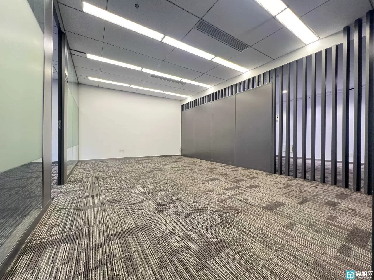 南部商务区水街商务楼东南朝向，面积335平，6个隔间电梯口位置，单价1.45