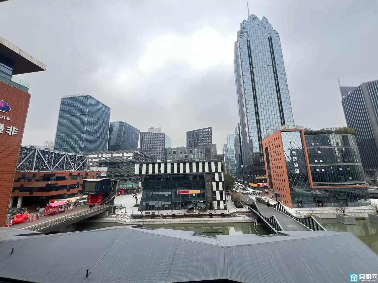 南部商务区水街商务楼东南朝向，面积335平，6个隔间电梯口位置，单价1.45