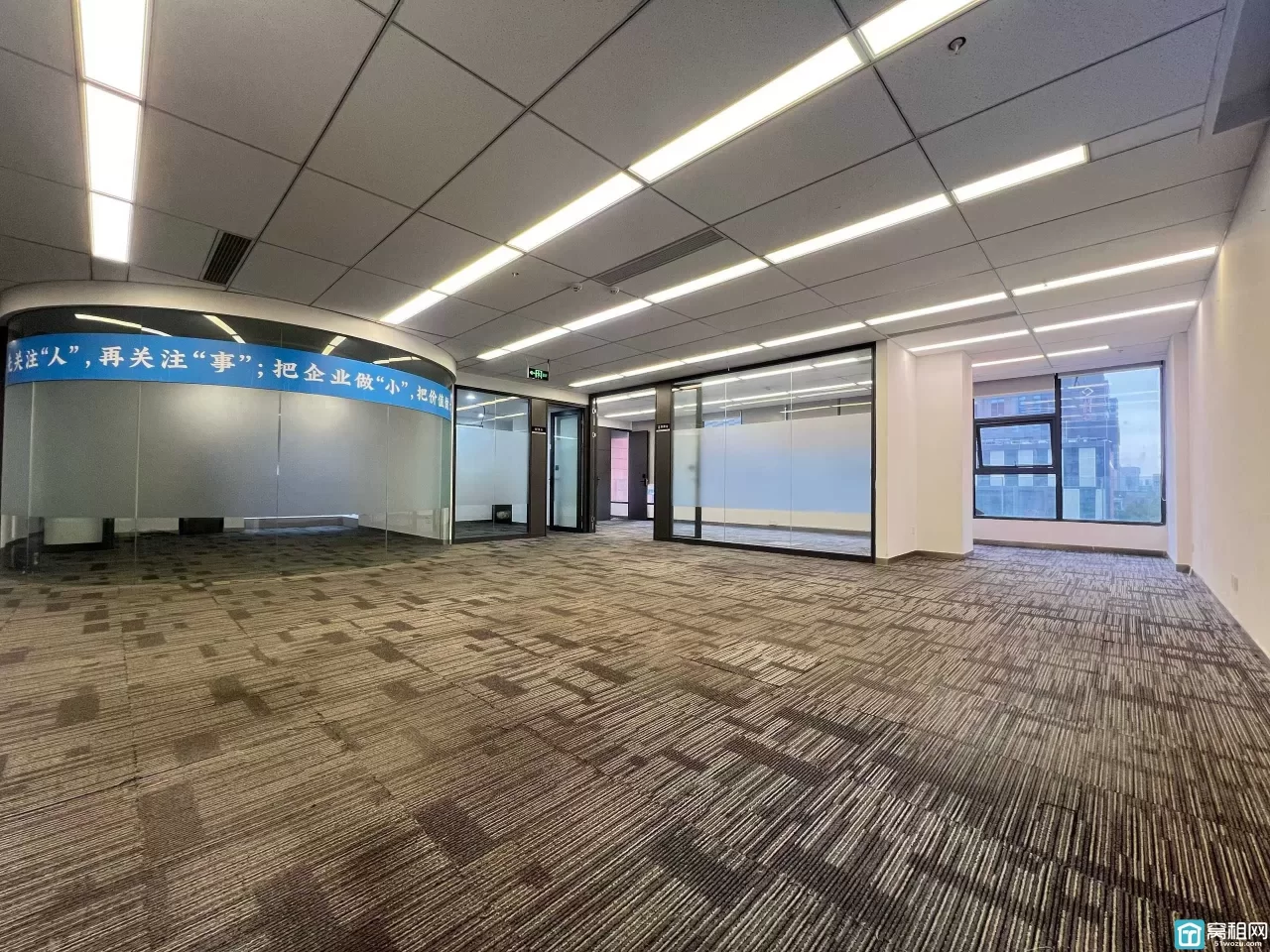 南部商务区水街商务楼东南朝向，面积335平，6个隔间电梯口位置，单价1.45