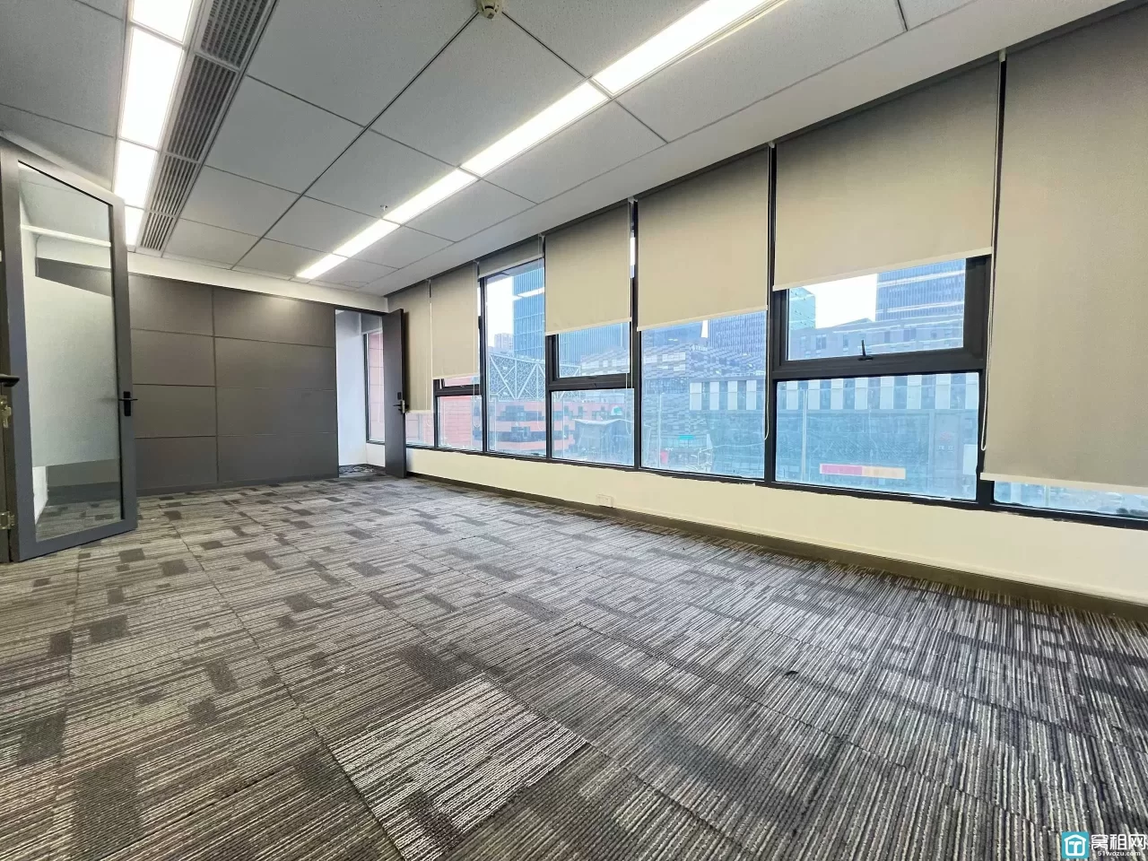 南部商务区水街商务楼东南朝向，面积335平，6个隔间电梯口位置，单价1.45