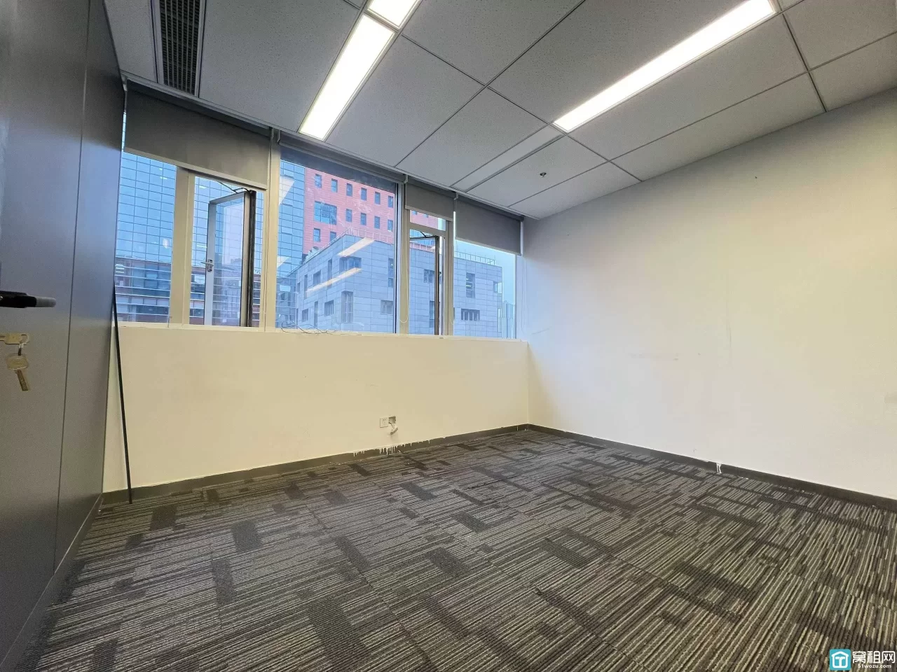 南部商务区水街商务楼东南朝向，面积335平，6个隔间电梯口位置，单价1.45