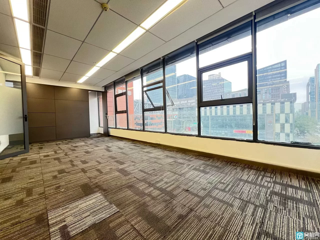 南部商务区水街商务楼东南朝向，面积335平，6个隔间电梯口位置，单价1.45