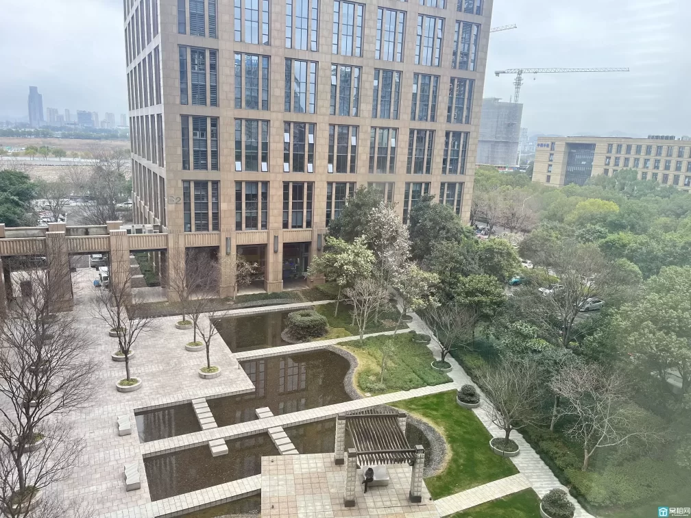 宁波高新区研发园办公室150平～4880/月出租 朝东～全套家具