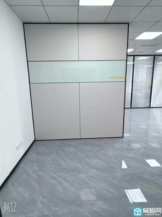 江北洪塘前洋街道4号线金山路地铁站绿地未来中心绿地未来中心172平方东南朝向.带三个隔间办公室出租