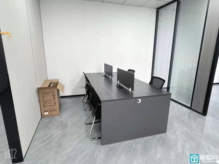 江北洪塘前洋街道4号线金山路地铁站绿地未来中心绿地未来中心172平方东南朝向.带三个隔间办公室出租