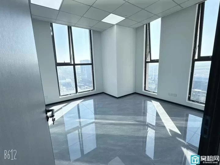 江北洪塘前洋街道4号线金山路地铁站绿地未来中心绿地未来中心172平方东南朝向.带三个隔间办公室出租