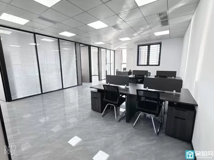 江北洪塘前洋街道4号线金山路地铁站绿地未来中心绿地未来中心172平方东南朝向.带三个隔间办公室出租