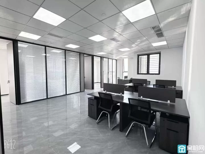 江北洪塘前洋街道4号线金山路地铁站绿地未来中心绿地未来中心172平方东南朝向.带三个隔间办公室出租