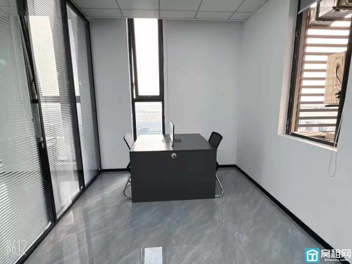 江北洪塘前洋街道4号线金山路地铁站绿地未来中心绿地未来中心172平方东南朝向.带三个隔间办公室出租