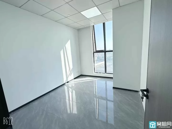 江北洪塘前洋街道4号线金山路地铁站绿地未来中心绿地未来中心172平方东南朝向.带三个隔间办公室出租