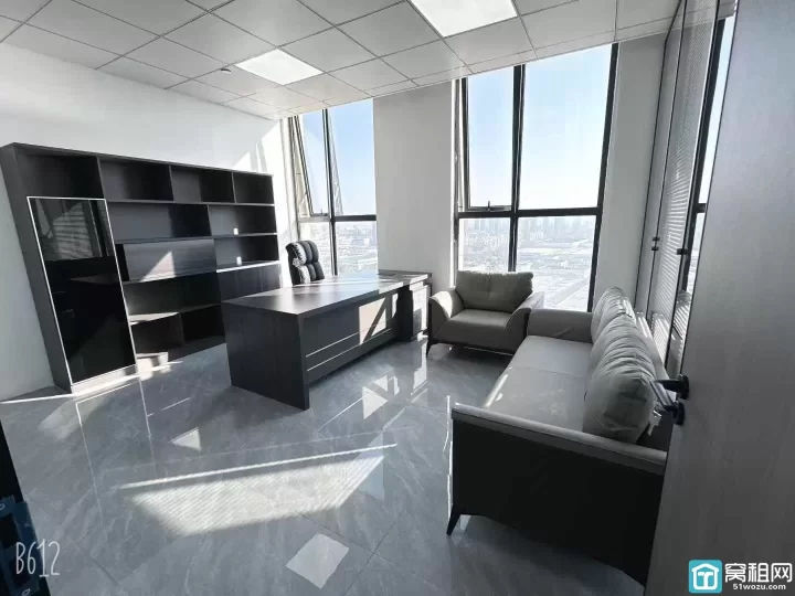 江北洪塘前洋街道4号线金山路地铁站绿地未来中心绿地未来中心172平方东南朝向.带三个隔间办公室出租