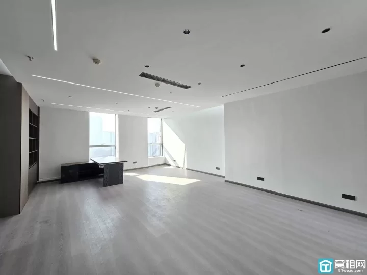 宁波鄞州区慧和大厦朝南110平，隔间可定制带上下水，一口价4000元/月