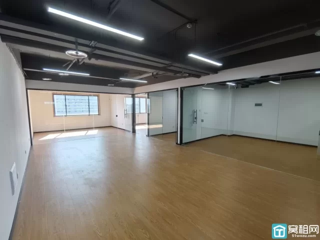 宁波江北孔浦街道路林市场水产电商园面积166平，朝南 月租4500元