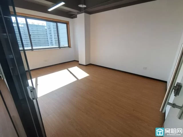 宁波江北孔浦街道路林市场水产电商园面积166平，朝南 月租4500元