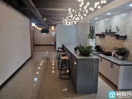 宁波江北路林海产电商园面积110平，电梯口 两个隔间一个员工区 2650元/月