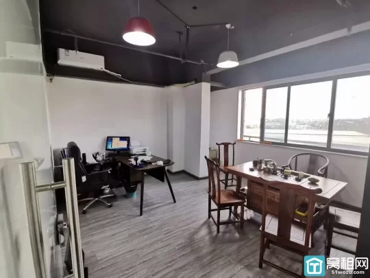 宁波江北路林海产电商园面积110平，电梯口 两个隔间一个员工区 2650元/月
