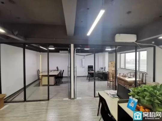 宁波江北路林海产电商园面积110平，电梯口 两个隔间一个员工区 2650元/月