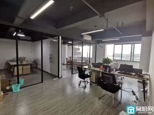 宁波江北路林海产电商园面积110平，电梯口 两个隔间一个员工区 2650元/月